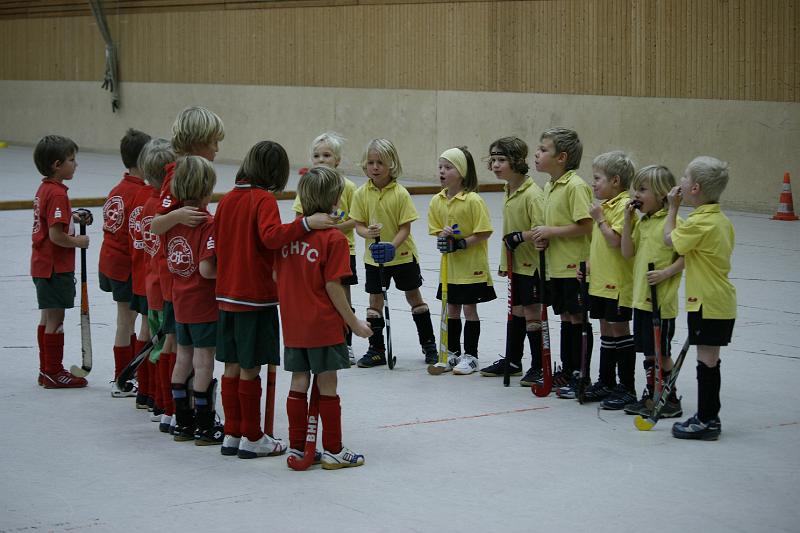 _MG_4682.JPG - Erst ertönt der Schlachtruf der Marathon-Spieler durch die Halle ...