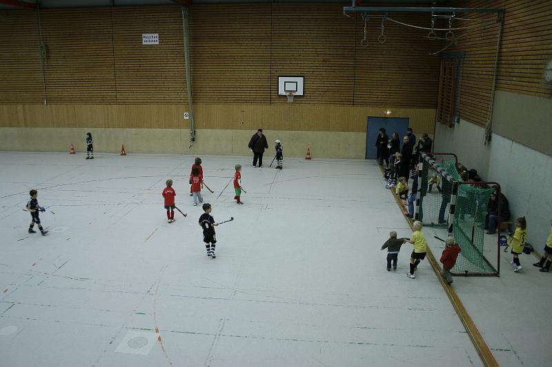 _MG_4750.JPG - Ein Fan hat das Spielfeld gestürmt und wird vom Ordner wieder auf die Tribüne geführt.