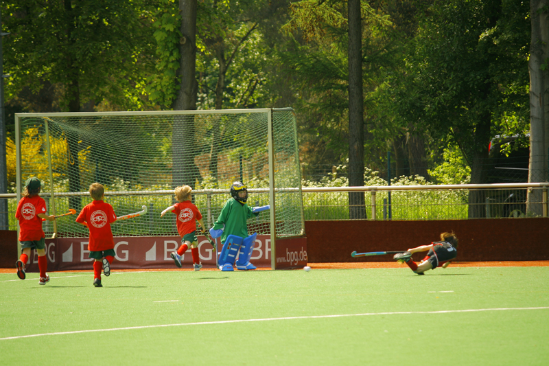 _MG_6105.JPG - Hier fällt gerade das 0:2 - nach einem artistischen Torschuß des Gladbacher Spielers.